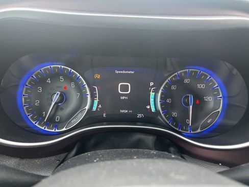 Used 2017 Chrysler Pacifica Limited image 12