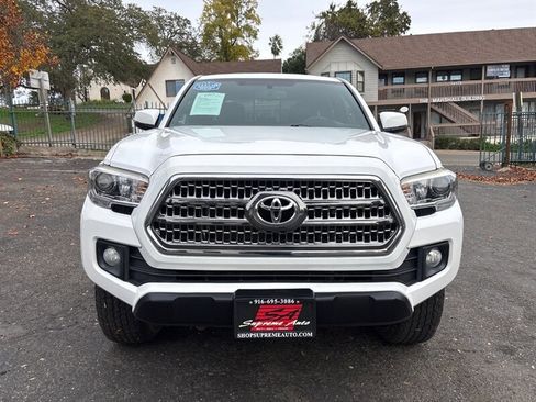 Used 2017 Toyota Tacoma TRD Off-Road image 4