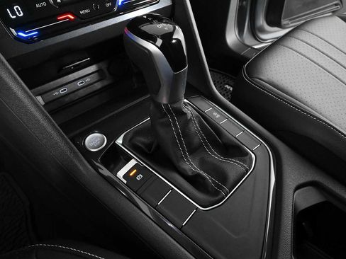 Certified 2024 Volkswagen Tiguan SE FWD image 30
