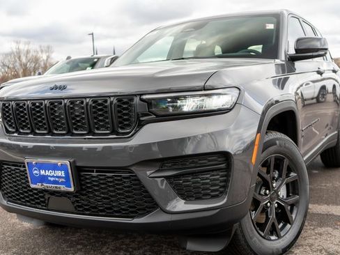 New 2025 Jeep Grand Cherokee Laredo image 1