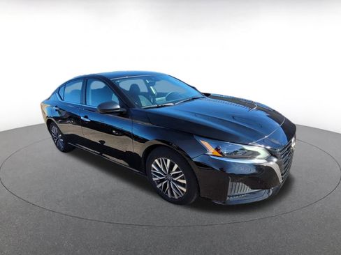 Used 2025 Nissan Altima 2.5 SV image 1