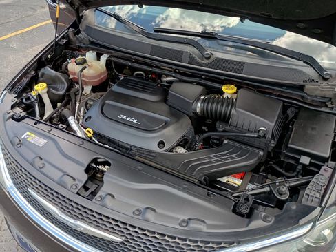 Used 2017 Chrysler Pacifica Touring-L w/ Tire & Wheel Group FWD image 14