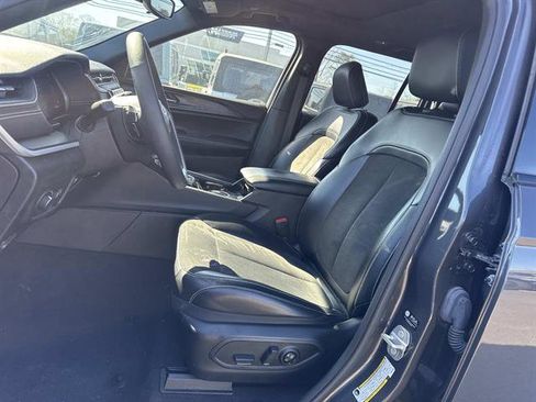 Used 2023 Jeep Grand Cherokee Altitude image 6