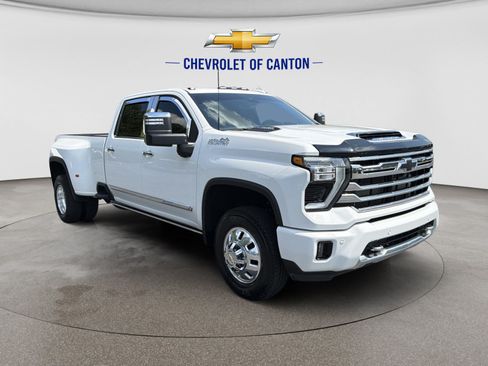 Used 2026 Chevrolet Silverado 3500 High Country w/ Technology Package AWD/4WD image 3
