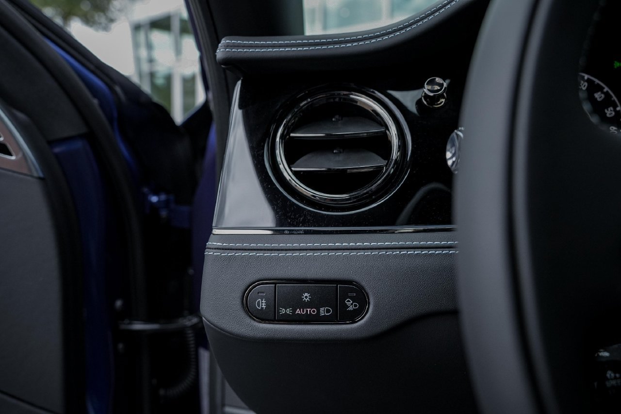 Used 2025 Bentley Flying Spur Plug-In Hybrid AWD/4WD image 33