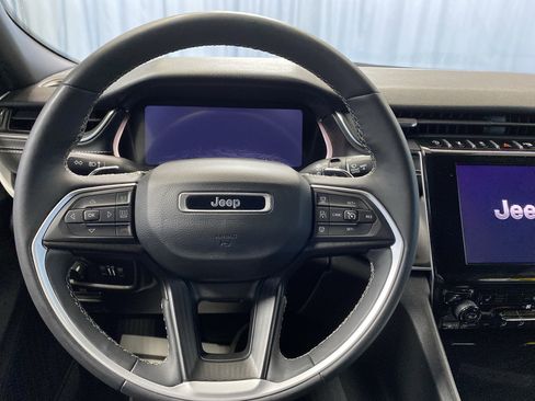 Used 2023 Jeep Grand Cherokee L Laredo image 17