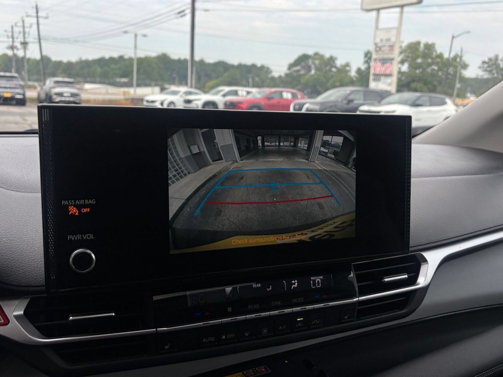Used 2025 Toyota Sienna XLE FWD image 25