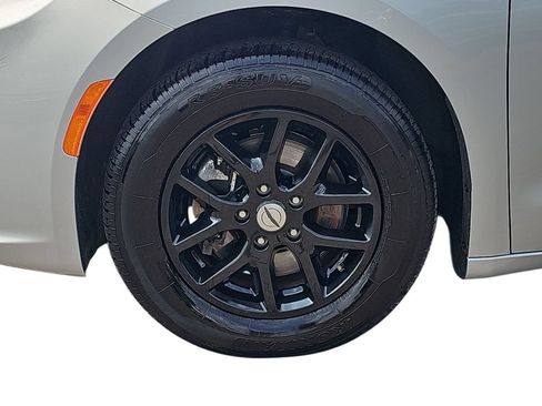 Used 2024 Chrysler Pacifica Touring-L FWD image 28