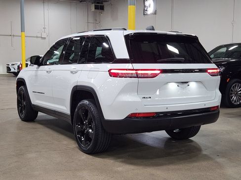 Used 2023 Jeep Grand Cherokee Altitude AWD/4WD image 11