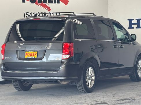 Used 2019 Dodge Grand Caravan SXT image 3