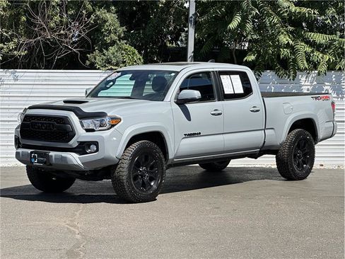 Used 2020 Toyota Tacoma TRD Sport w/ TRD Premium Sport Package AWD/4WD image 8