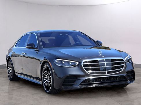 Used 2022 Mercedes-Benz S 500 4MATIC w/ AMG Line Package image 3