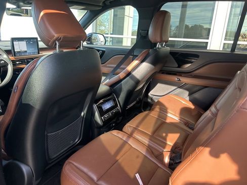 Used 2022 Lincoln Aviator Reserve w/ Elements Package Plus image 4