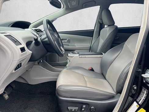 Used 2017 Toyota Prius V Five FWD image 7