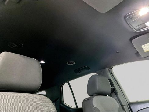 Used 2023 Chevrolet Traverse LT FWD image 17