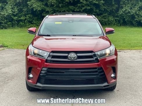 Used 2019 Toyota Highlander SE FWD image 2