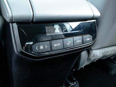 Used 2024 Toyota Highlander XLE image 34