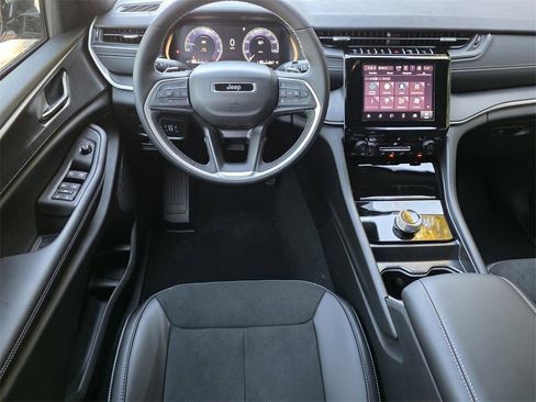 New 2025 Jeep Grand Cherokee Altitude image 11