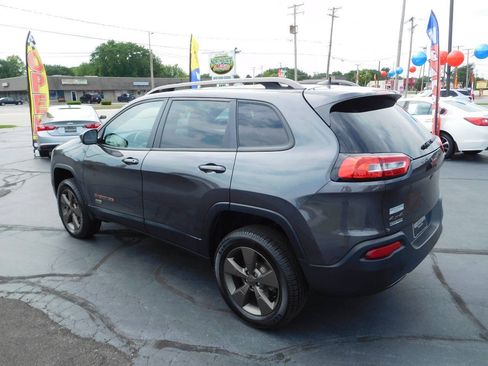 Used 2017 Jeep Cherokee Latitude w/ Cold Weather Group AWD/4WD image 6
