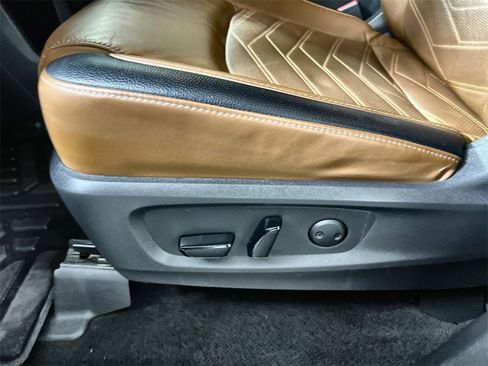 Used 2023 Nissan Pathfinder Platinum image 14