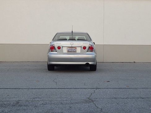 Used 2002 Lexus IS 300 image 4