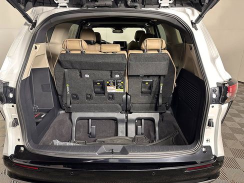 Used 2024 Toyota Sienna Limited image 20