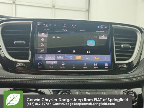 Used 2025 Chrysler Pacifica Limited FWD image 24