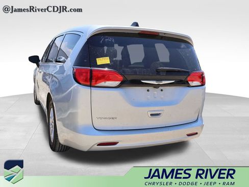 Used 2023 Chrysler Voyager LX FWD image 17