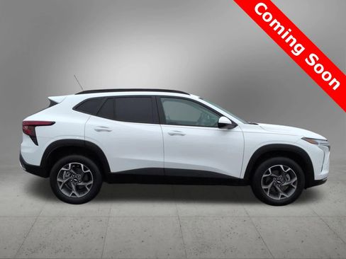 Used 2024 Chevrolet Trax LT w/ LT Convenience Package image 7