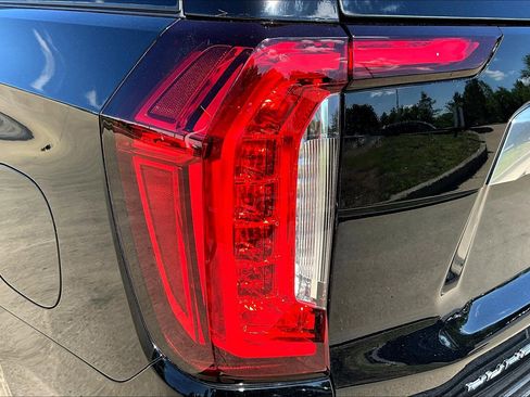 Used 2021 GMC Yukon Denali w/ Denali Premium Package AWD/4WD image 23