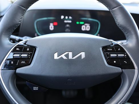 Used 2024 Kia Niro SX Touring image 35