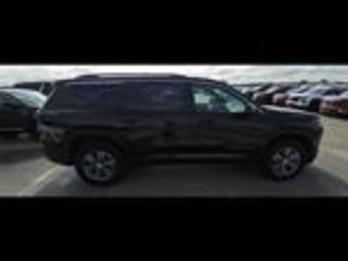 Used 2026 Chevrolet Traverse LT FWD image 7
