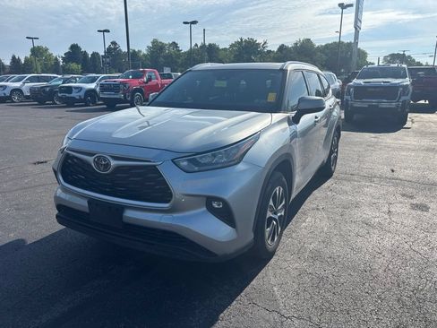 Used 2020 Toyota Highlander XLE FWD image 2