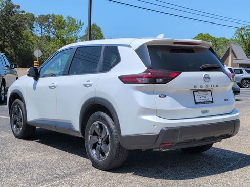 Used 2024 Nissan Rogue SV image 3