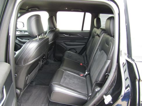 Used 2025 Jeep Grand Cherokee Altitude AWD/4WD image 30