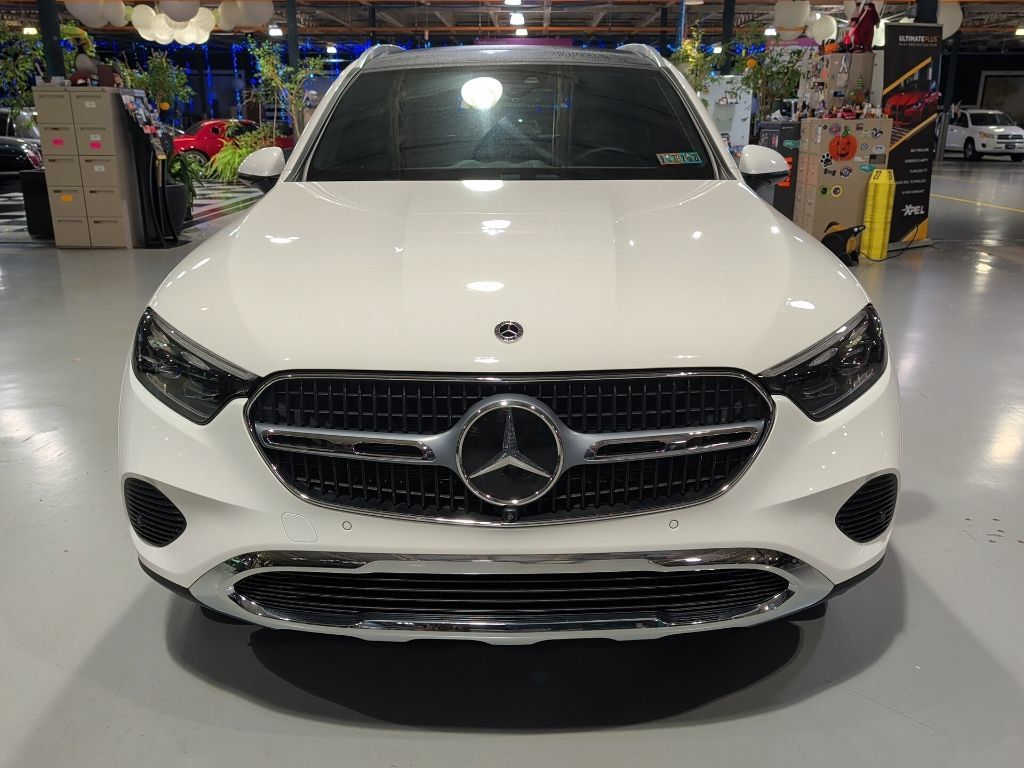 Used 2025 Mercedes-Benz GLC 300 4MATIC image 3