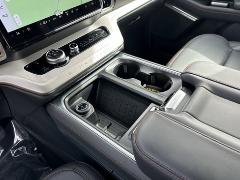 Used 2025 Ford Expedition Active image 35