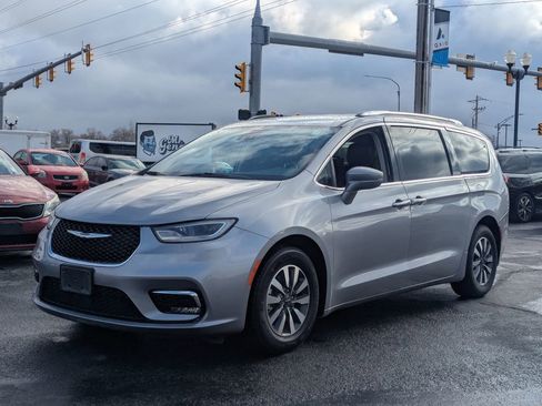 Used 2021 Chrysler Pacifica Touring-L image 9