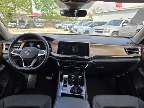 Used 2025 Volkswagen Atlas SE image 24