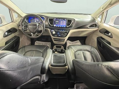 Used 2022 Chrysler Pacifica Touring-L FWD image 33