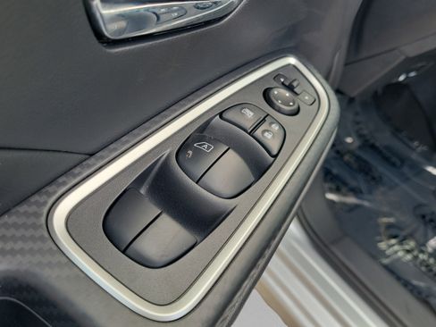 New 2025 Nissan Versa SR w/ Trunk Package FWD image 17