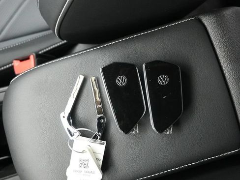 Used 2025 Volkswagen Tiguan SE R-Line FWD image 33