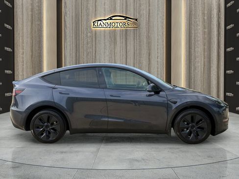 Used 2025 Tesla Model Y Long Range AWD/4WD image 8