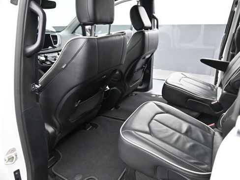 Used 2026 Chrysler Pacifica Limited FWD image 15