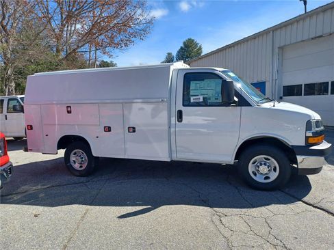 New 2024 Chevrolet Express 3500 w/ Power Convenience Package image 4