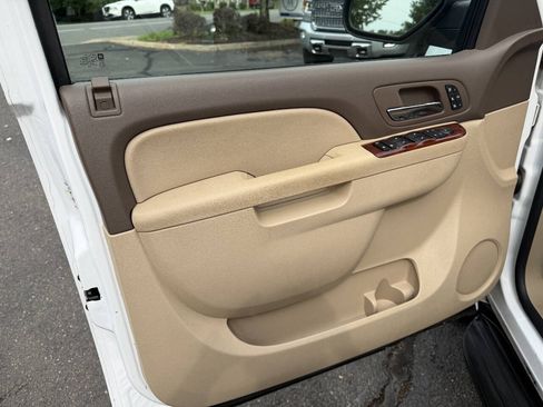 Used 2010 Chevrolet Suburban LTZ RWD image 10