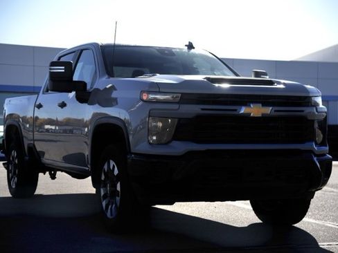 Used 2024 Chevrolet Silverado 2500 Custom w/ Custom Convenience Package image 3