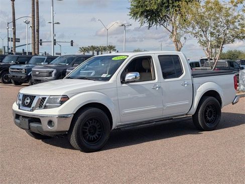 Used 2014 Nissan Frontier SL w/ SL Moonroof Package image 2