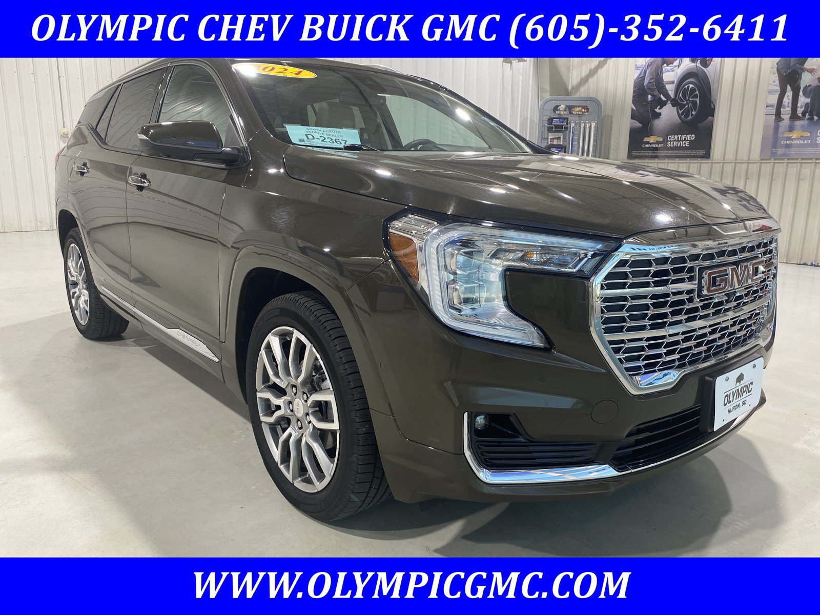 Used 2024 GMC Terrain Denali w/ Denali Premium Package AWD/4WD image 1