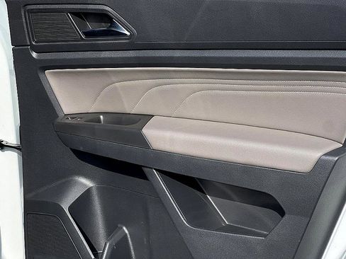 Used 2023 Volkswagen Atlas Cross Sport SE image 25